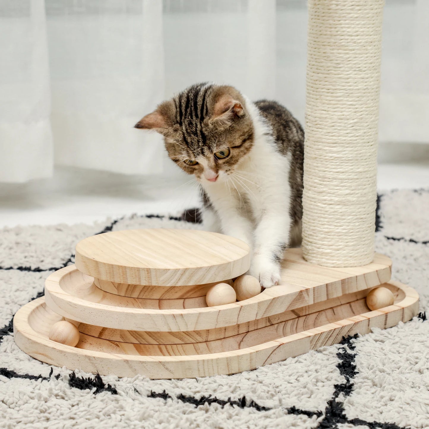 Griffoir avec tour et jeux en bois pour chat